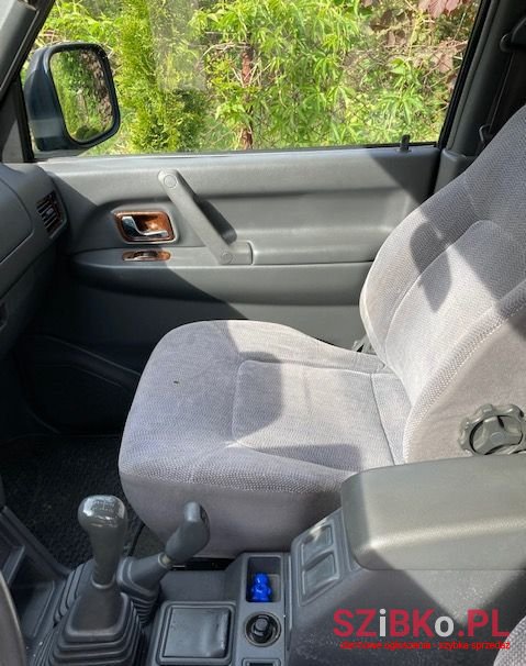 2004' Mitsubishi Pajero photo #5