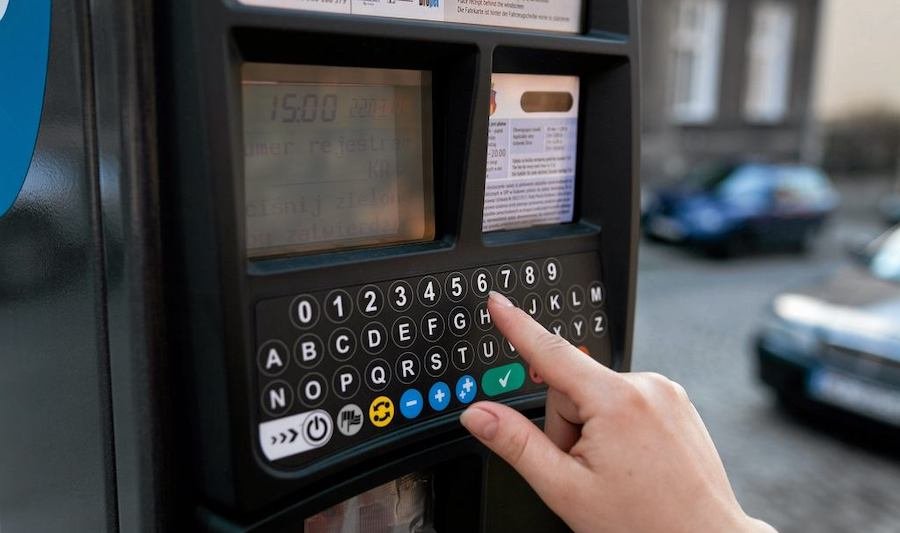 Koniec darmowego parkowania w weekendy w miastach. Nowa stawka to nawet 22 zł za godzinę