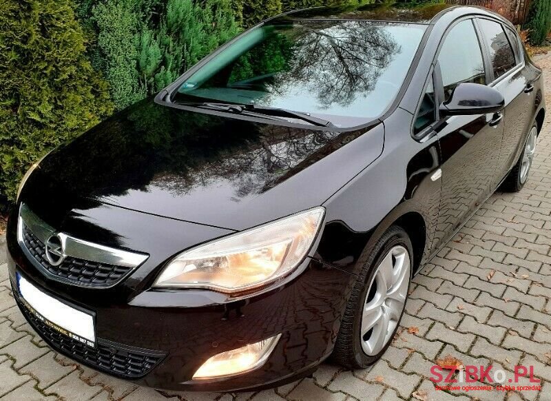 2011' Opel Astra photo #4