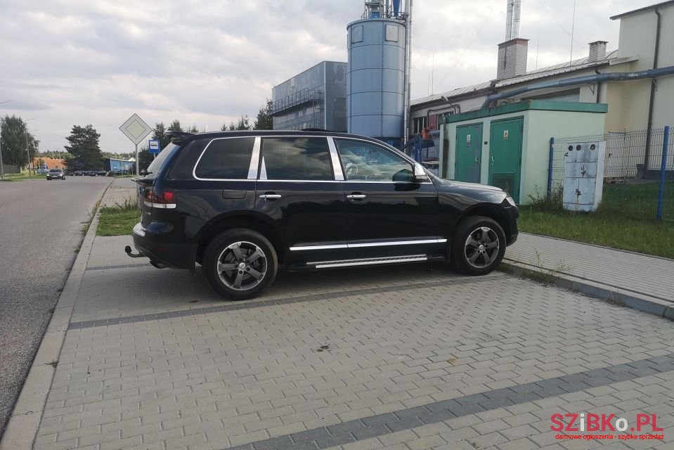 2009' Volkswagen Touareg photo #3