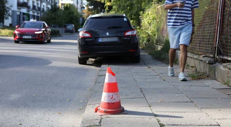Czy wolno zająć miejsce pachołkiem? Komisarz o parkingowych "rezerwacjach"