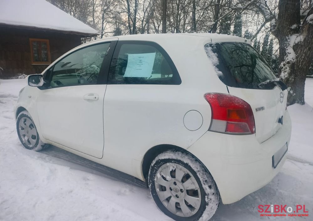 2009' Toyota Yaris photo #3