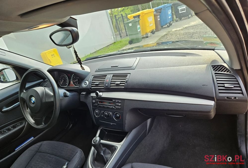 2009' BMW 1 Series 116I photo #6