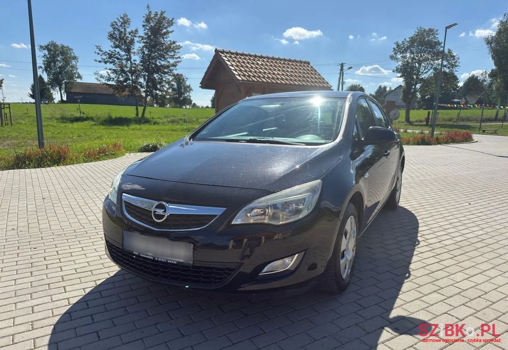 2011' Opel Astra photo #1