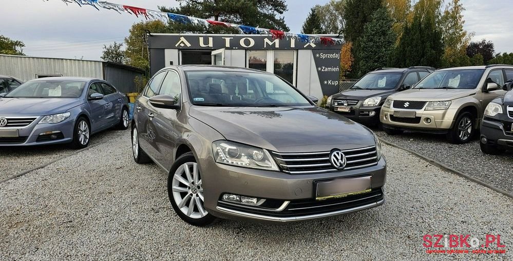 2011' Volkswagen Passat photo #2