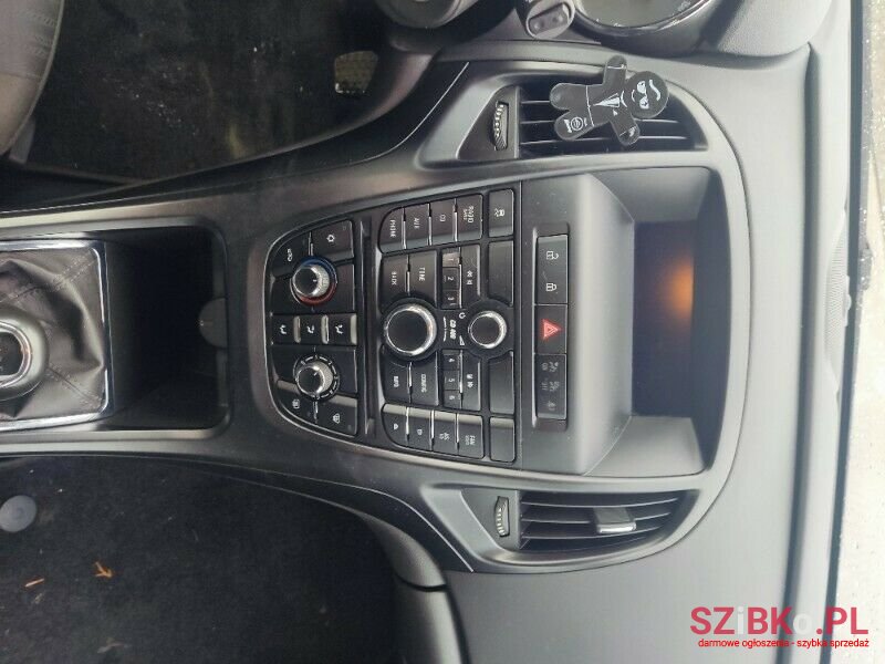 2011' Opel Astra photo #2