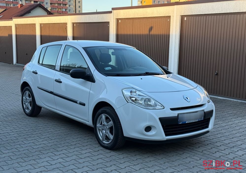 2013' Renault Clio photo #2