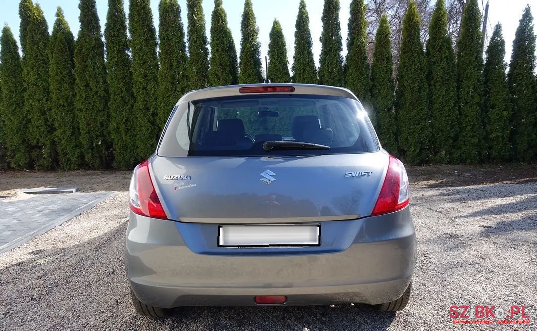 2010' Suzuki Swift photo #4