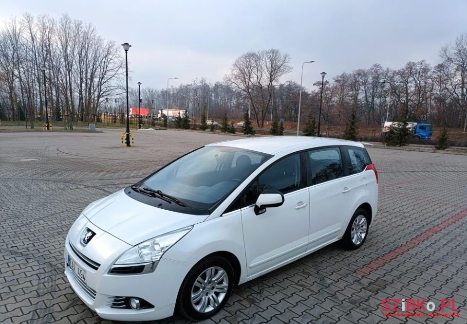 2010' Peugeot 5008 photo #1