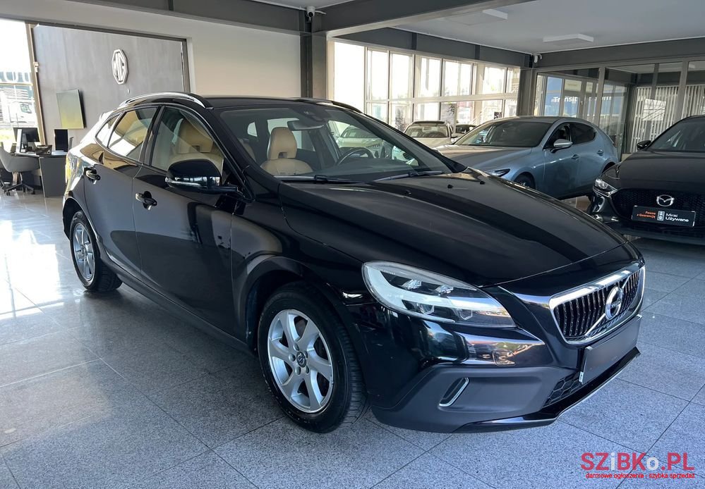 2018' Volvo V40 Cross Country photo #2