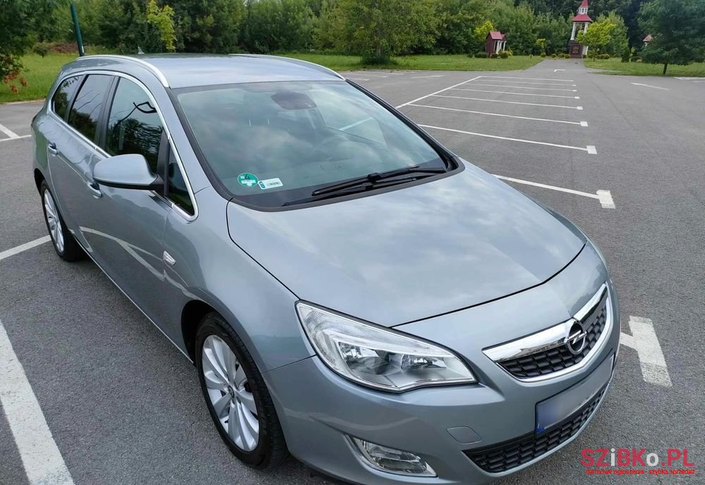 2011' Opel Astra photo #2