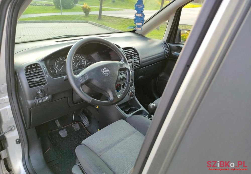 2003' Opel Zafira 2.0 Dti Comfort photo #2