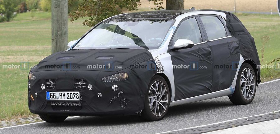 Hyundai i30 Facelift Spied Wearing Tight Black Clothes Up Front