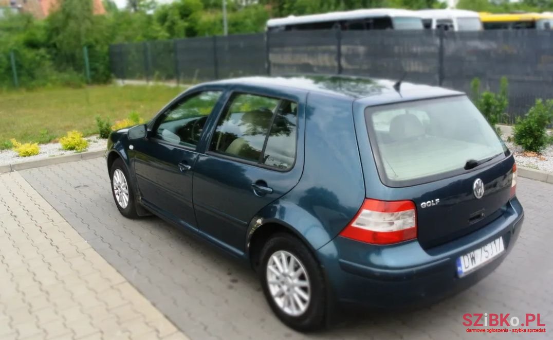 2001' Volkswagen Golf photo #3