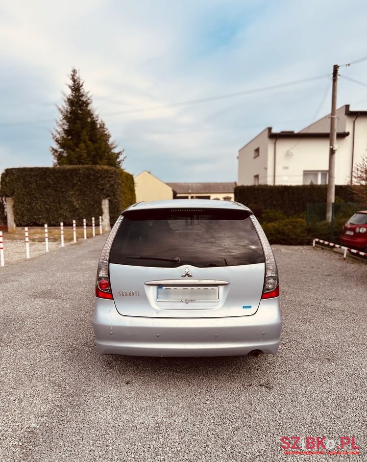 2004' Mitsubishi Grandis photo #5