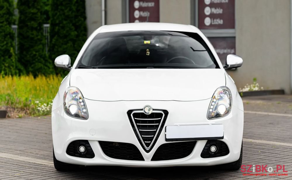 2012' Alfa Romeo Giulietta photo #4