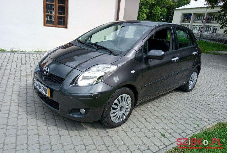 2010' Toyota Yaris photo #1