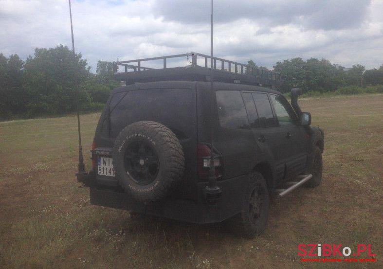 2001' Mitsubishi Pajero photo #2
