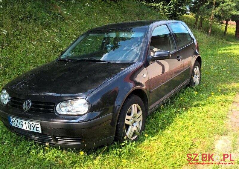 2002' Volkswagen Golf photo #1