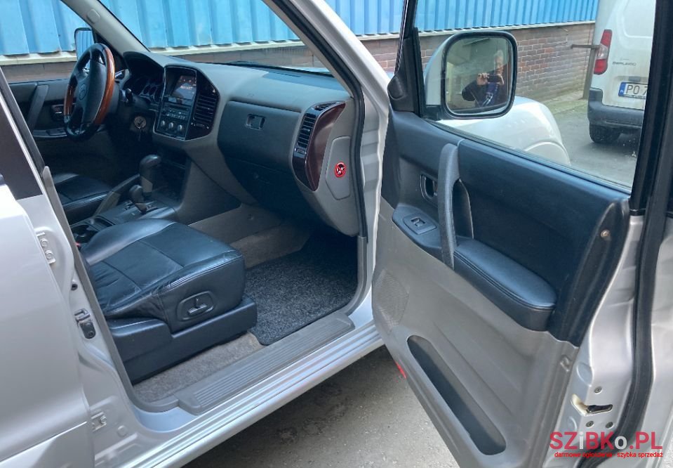 2001' Mitsubishi Pajero photo #3