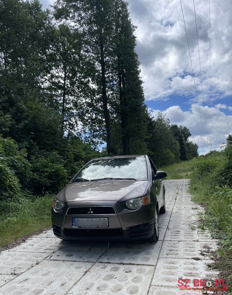 2011' Mitsubishi Colt photo #2