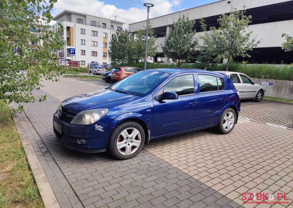 2005' Opel Astra photo #1