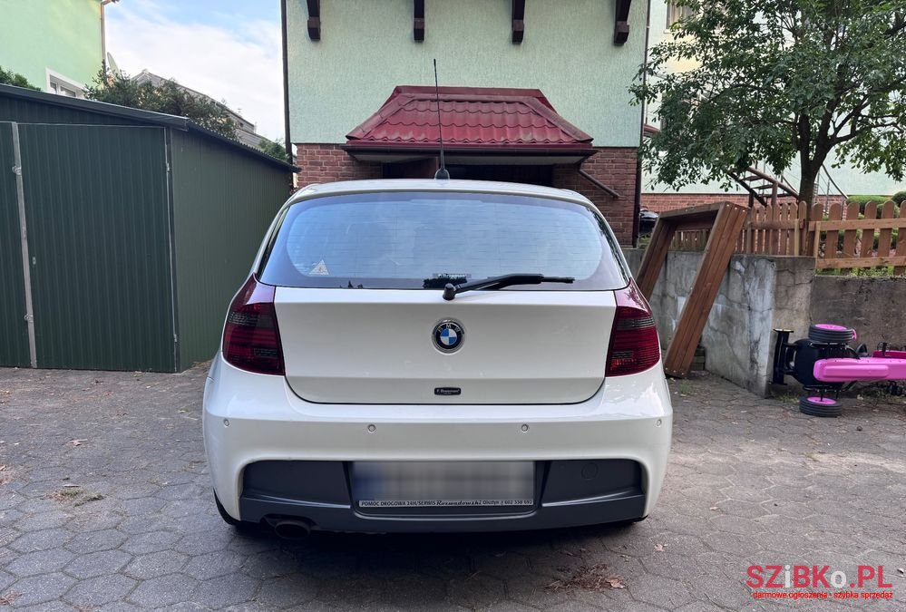 2009' BMW 1 Series 118I photo #3