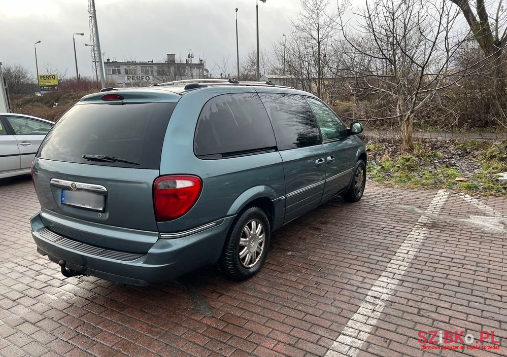 2005' Chrysler Town & Country 3.8 photo #3