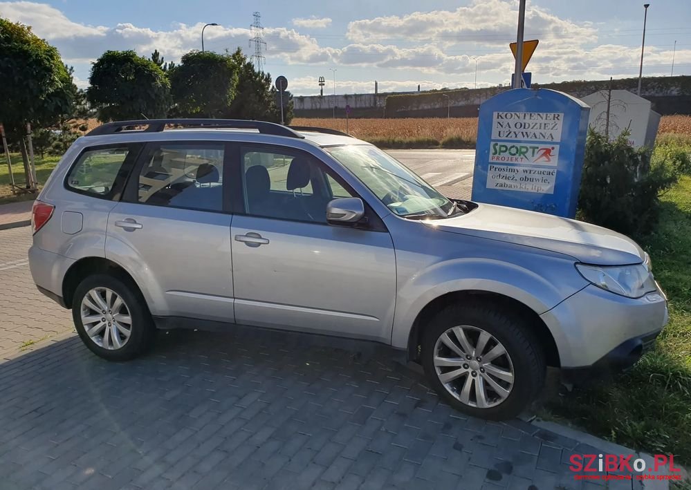 2011' Subaru Forester photo #3