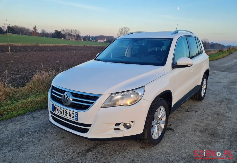 2011' Volkswagen Tiguan photo #2