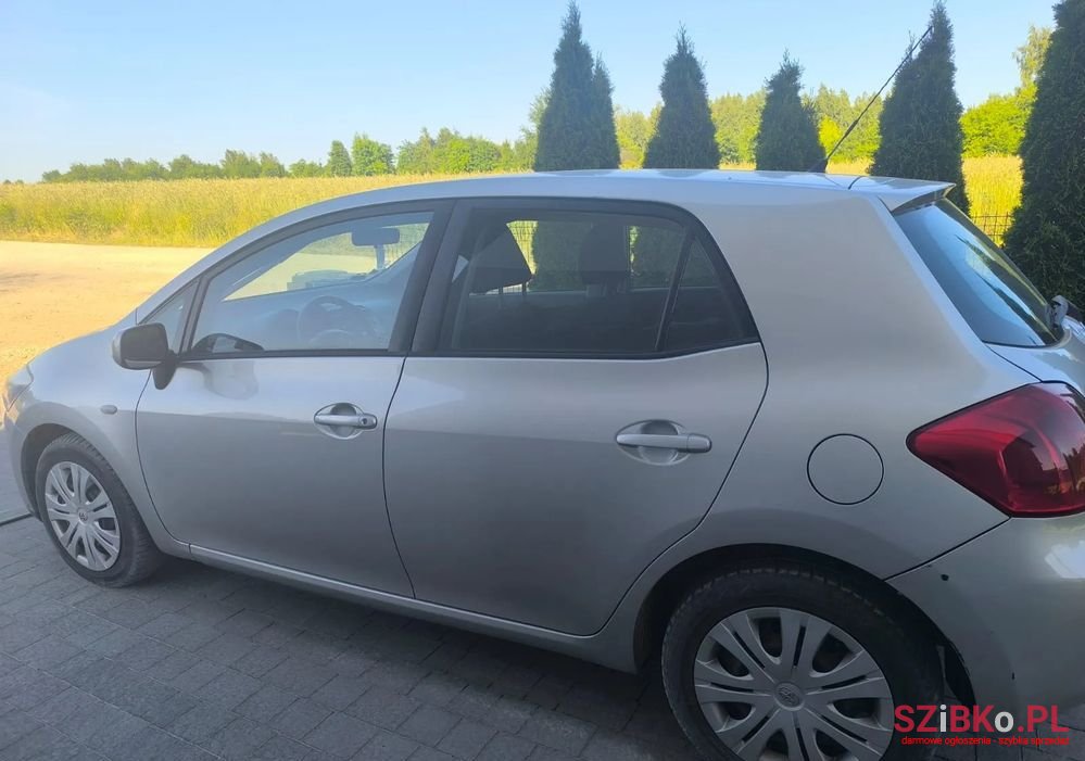 2009' Toyota Auris 2.0 D-4D photo #3