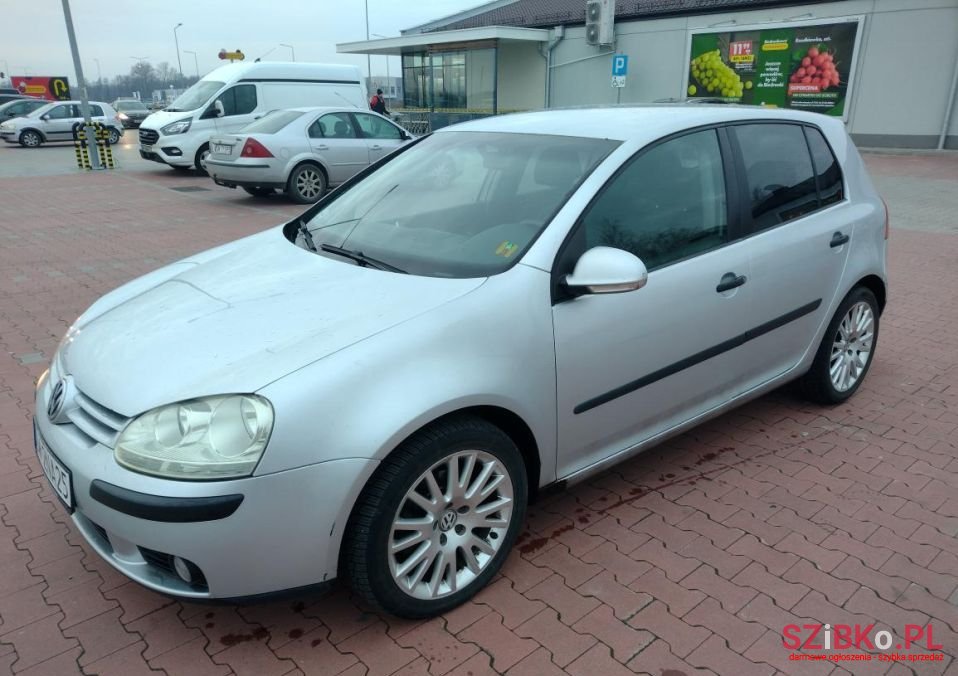 2004' Volkswagen Golf photo #2