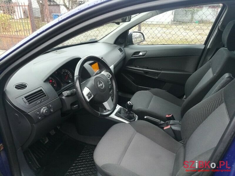 2011' Opel Astra photo #4