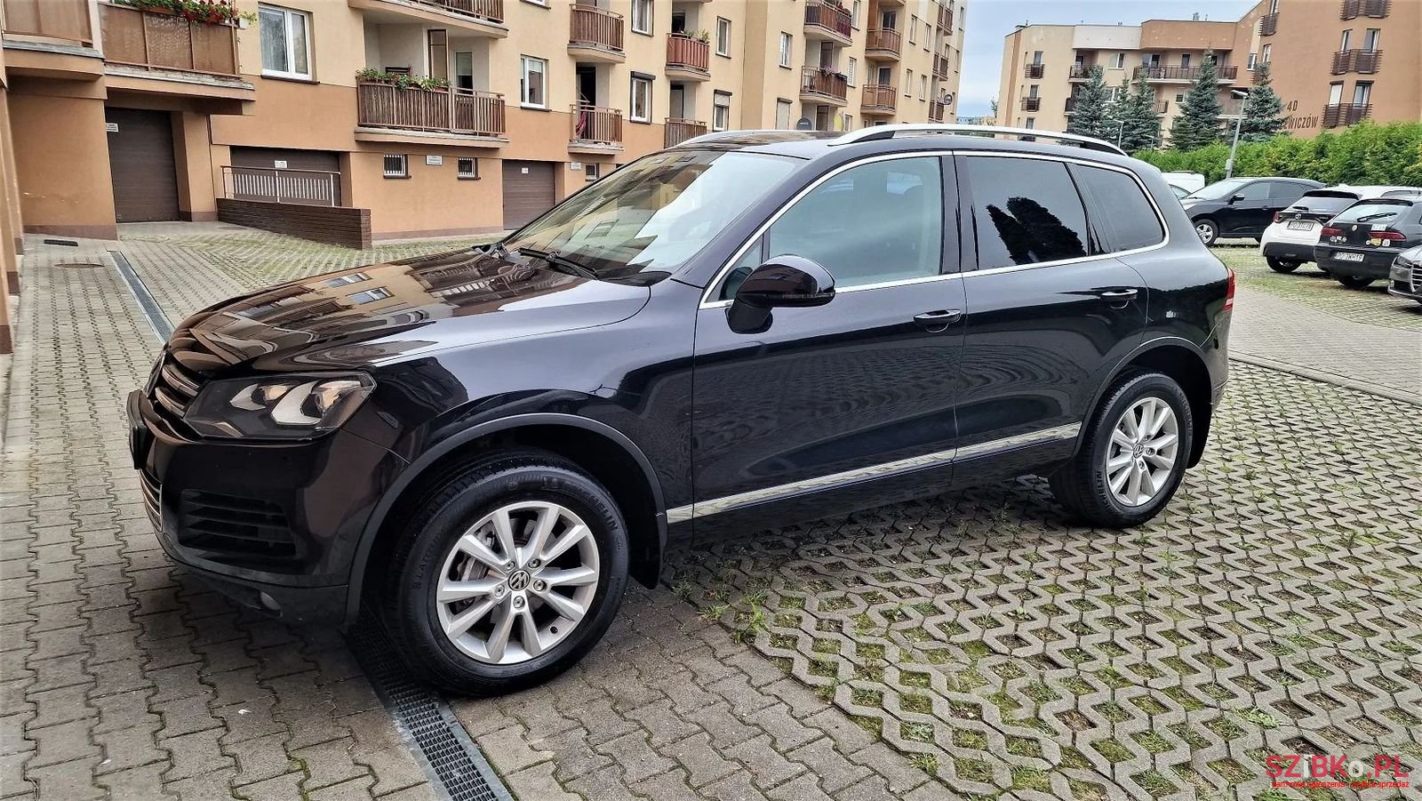 2011' Volkswagen Touareg photo #4