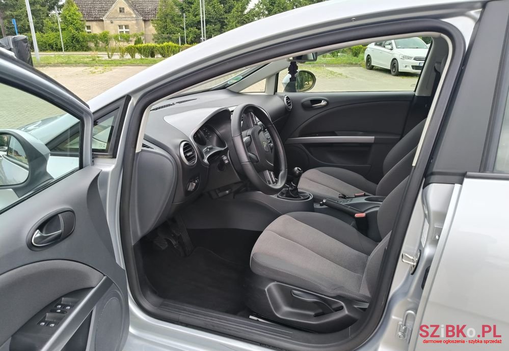2010' SEAT Leon photo #6