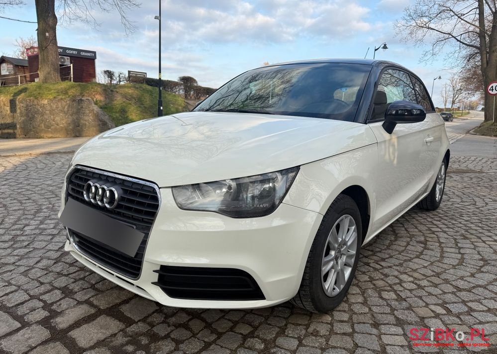 2011' Audi A1 1.6 Tdi Ambition photo #2