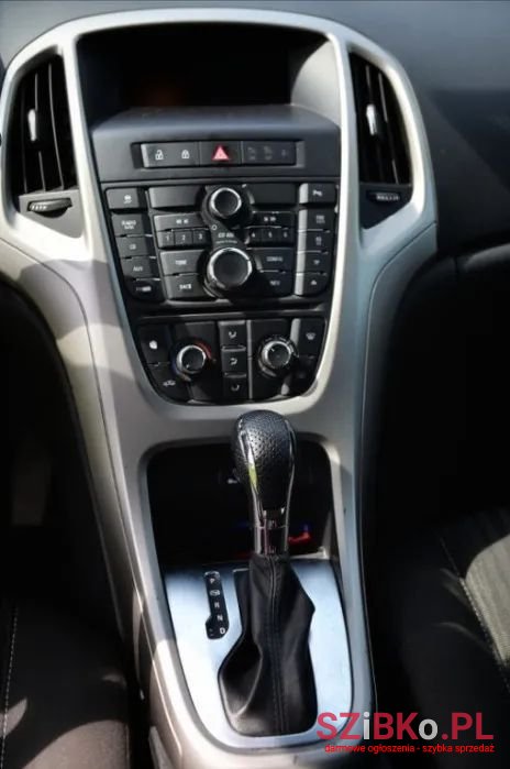 2012' Opel Astra photo #3