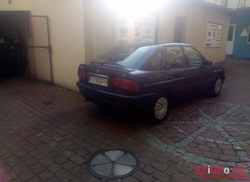 1998' Ford Escort photo #2