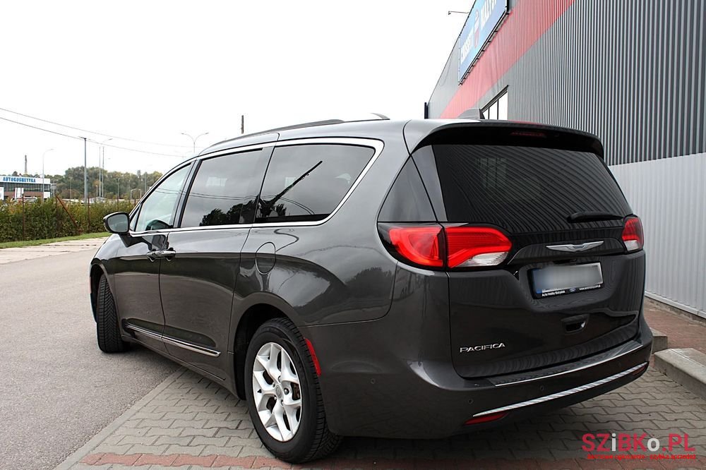 2017' Chrysler Pacifica photo #6