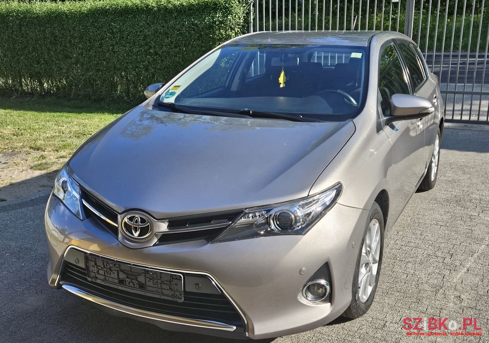 2013' Toyota Auris 1.6 Executive photo #2