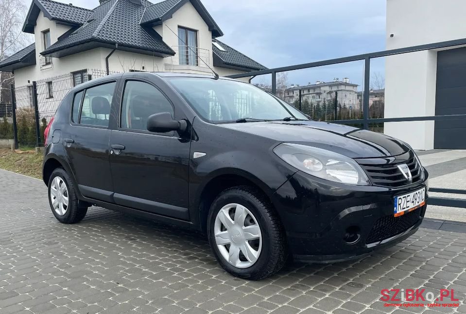 2011' Dacia Sandero photo #1