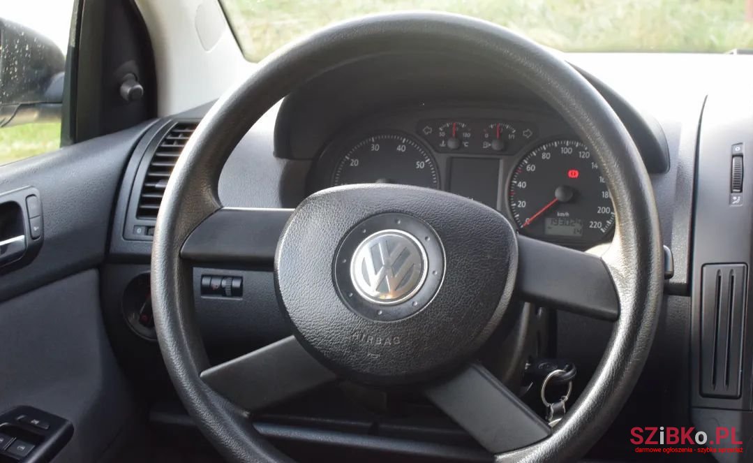 2005' Volkswagen Polo photo #3