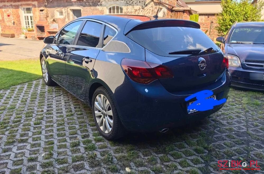 2010' Opel Astra 1.4 T Cosmo S&S photo #2