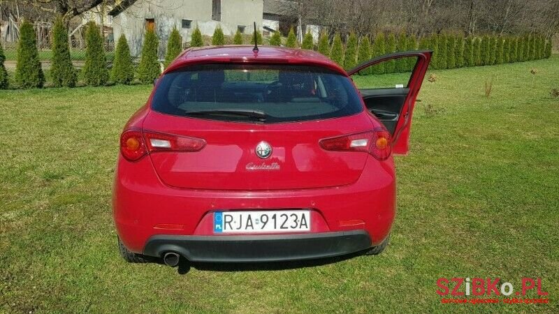2011' Alfa Romeo Giulietta photo #1