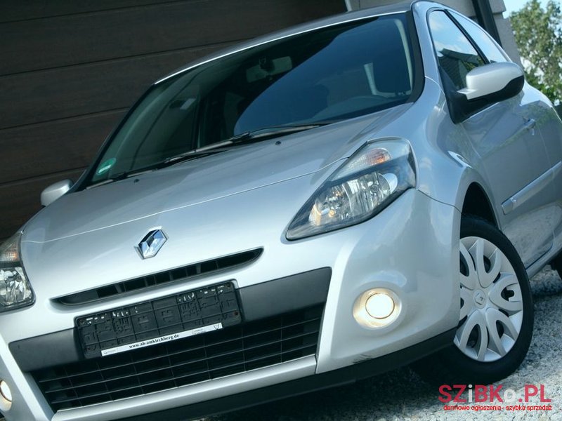 2011' Renault Clio photo #2