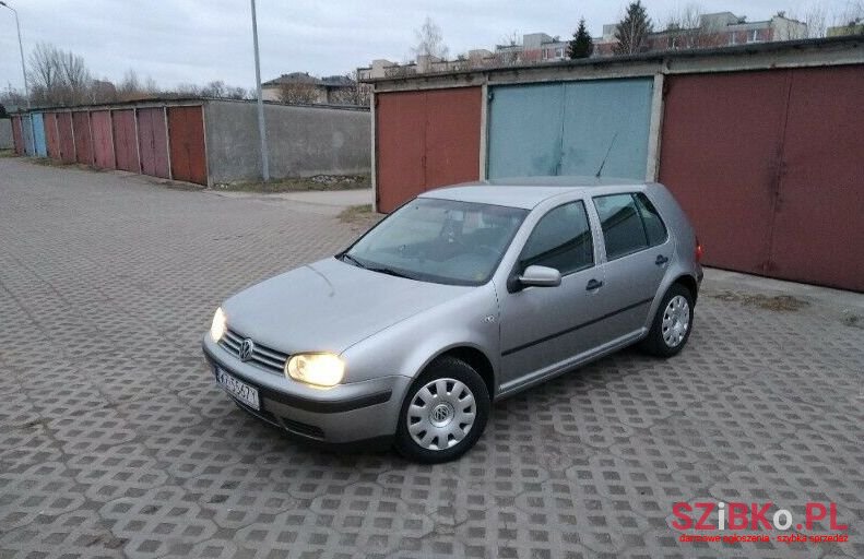 2002' Volkswagen Golf photo #1