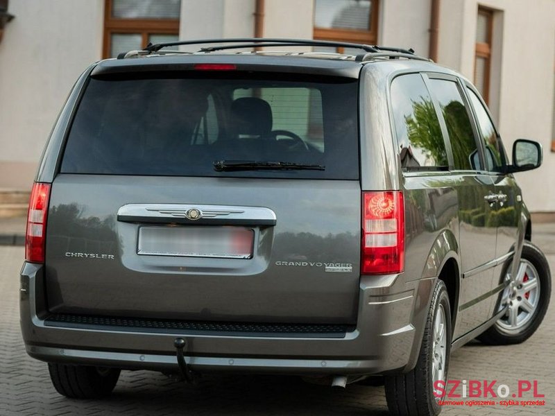 2011' Chrysler Grand Voyager photo #3