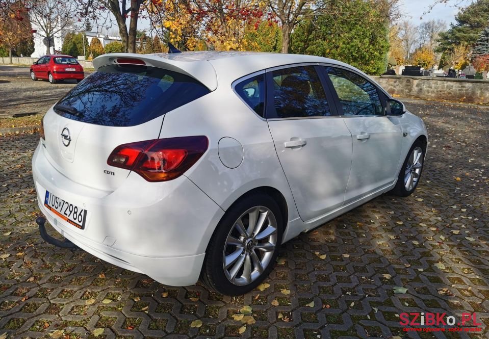 2011' Opel Astra photo #4