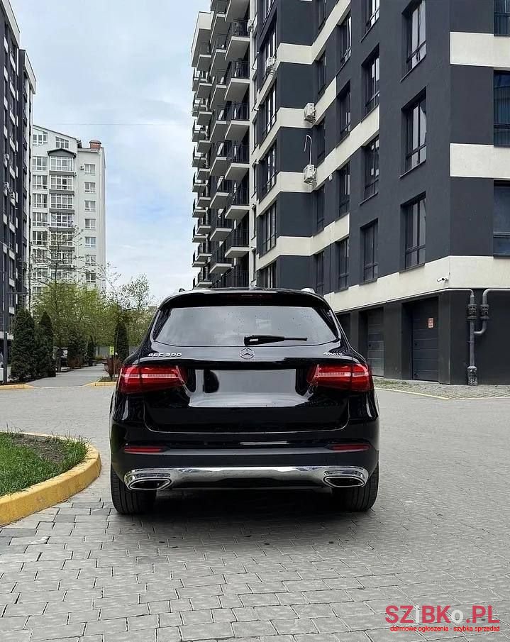 2018' Mercedes-Benz GLC 300 4-Matic photo #3