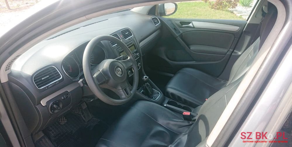 2009' Volkswagen Golf photo #5